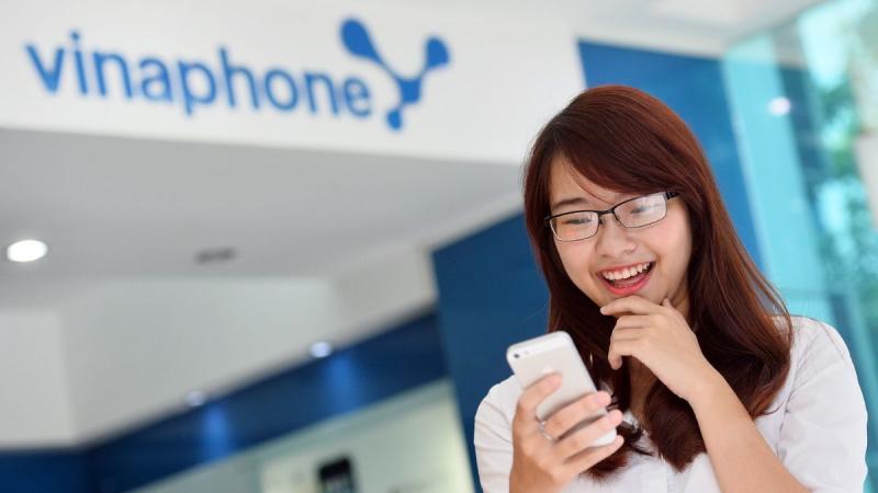 Khách hàng truy cập vào ứng dụng VinaPhone để nạp tiền điện thoại trả trước