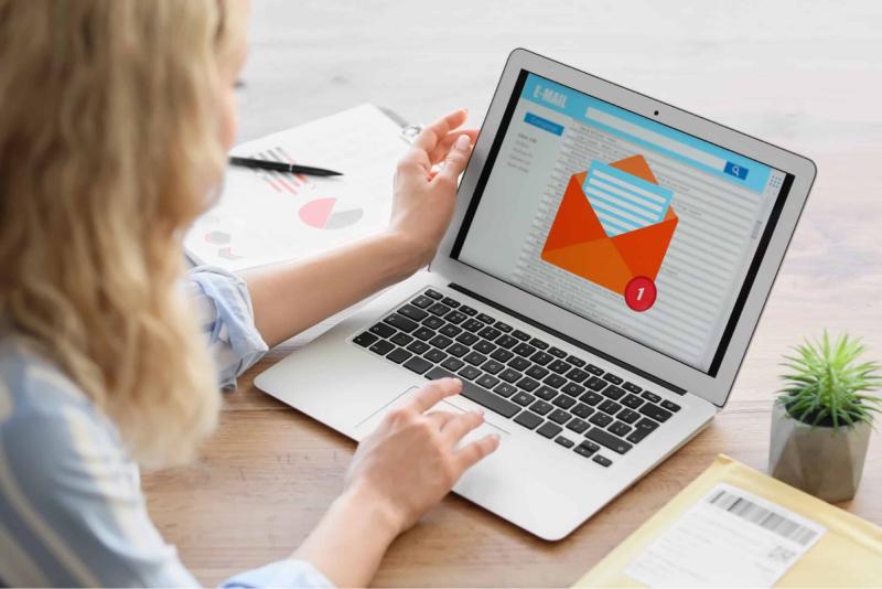 Đổi tên hành khách bằng cách gửi yêu cầu đến email hãng 