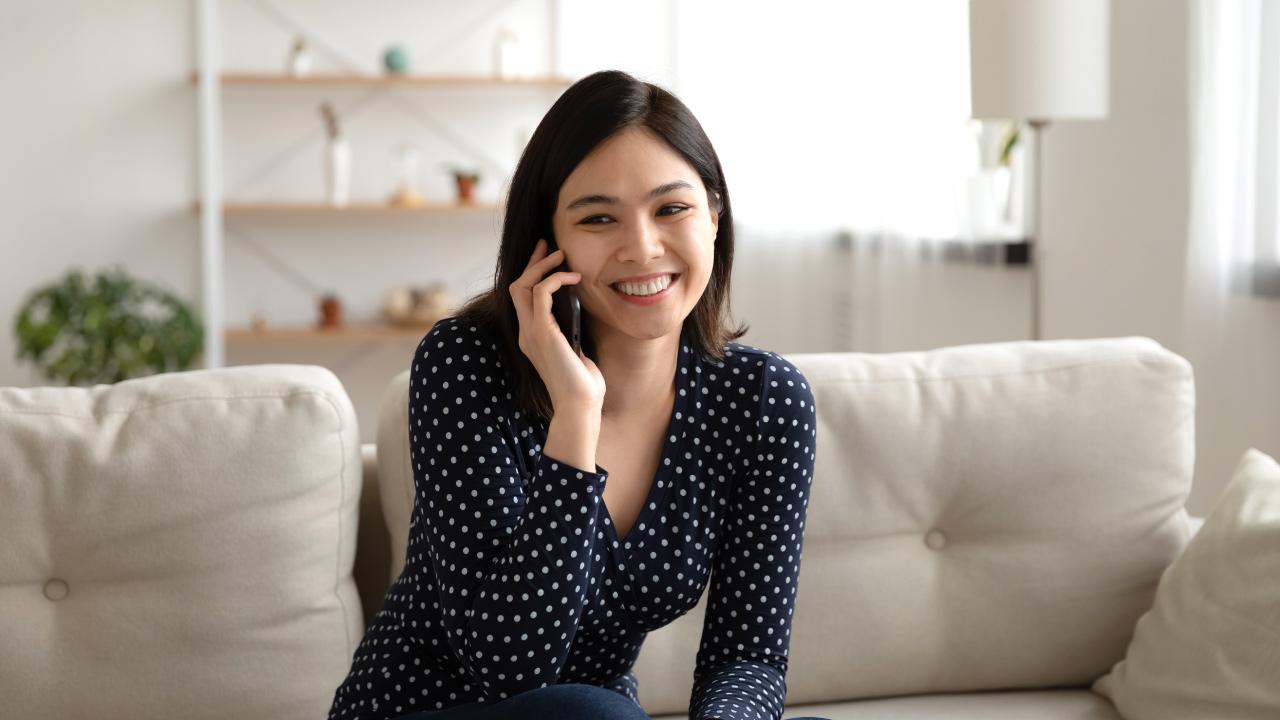 Khách hàng liên hệ với tổng đài tự động của VinaPhone để nạp tiền điện thoại 